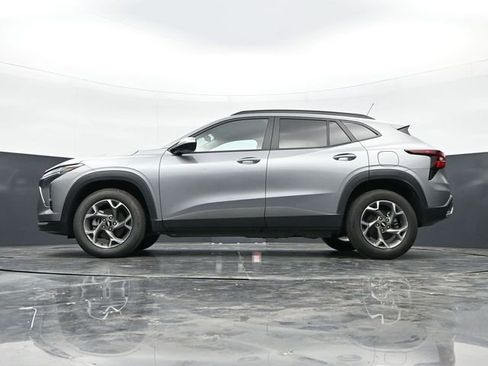Used 2025 Chevrolet Trax LT FWD image 36