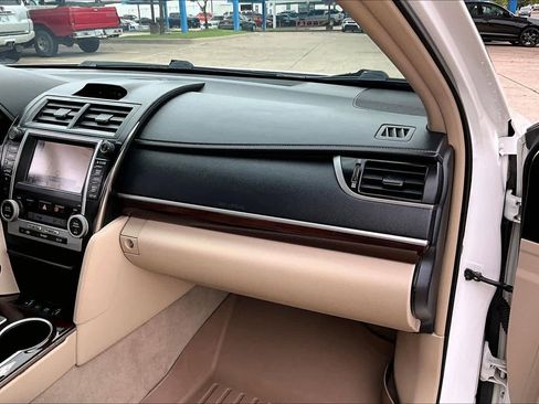 Used 2012 Toyota Camry XLE w/ Leather Pkg FWD image 19