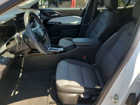 Used 2025 Chevrolet Trax LT FWD image 16