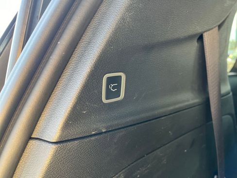 Used 2025 Chrysler Pacifica Limited image 24