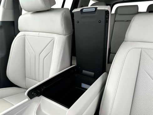 Certified 2025 Hyundai Santa Fe SEL image 18