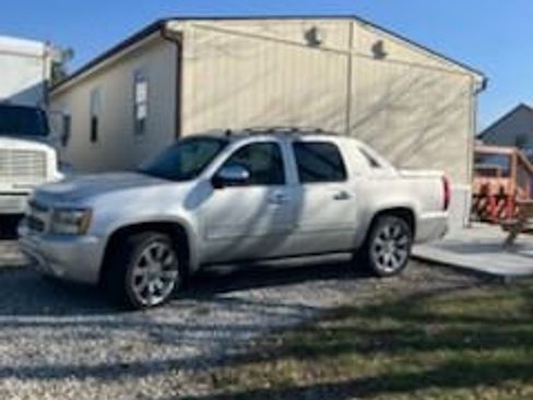 Used 2011 Chevrolet Avalanche LTZ image 9