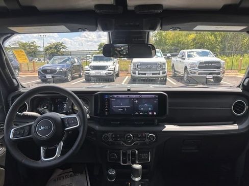 Used 2024 Jeep Wrangler Unlimited Sahara AWD/4WD image 25