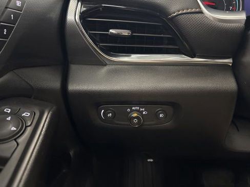 Used 2021 Chevrolet Traverse Premier image 37