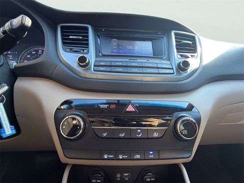 Used 2018 Hyundai Tucson SE image 34