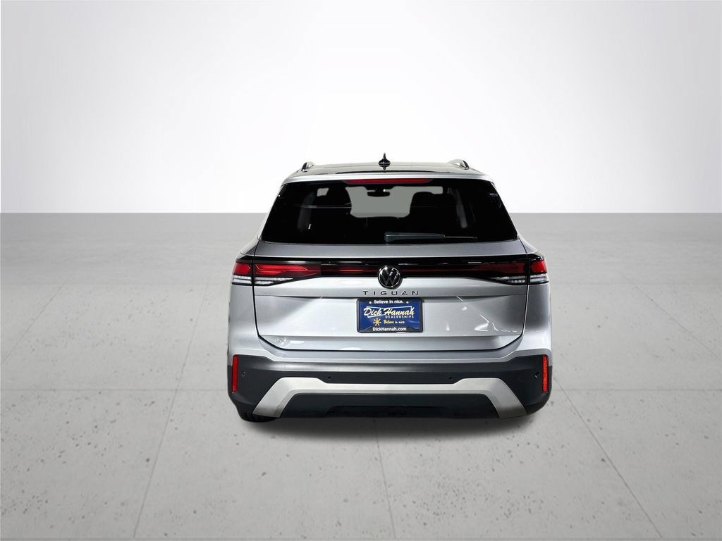 Certified 2025 Volkswagen Tiguan SE FWD image 8