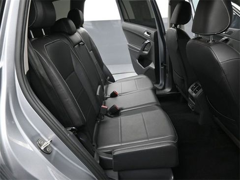 Used 2021 Volkswagen Tiguan SE image 16
