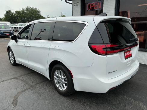 Used 2023 Chrysler Pacifica Touring FWD image 5