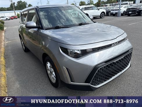 Used 2025 Kia Soul LX w/ LX Technology Package FWD image 5