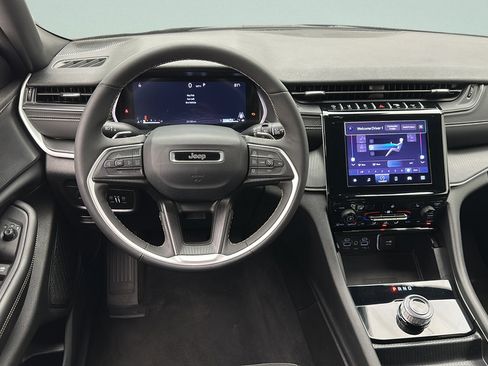 Used 2025 Jeep Grand Cherokee Altitude AWD/4WD image 11