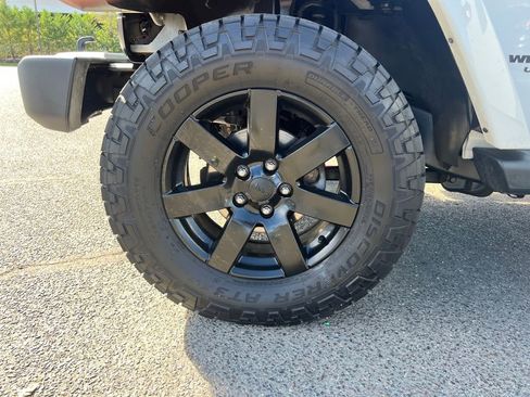 Used 2014 Jeep Wrangler Unlimited Sahara image 29