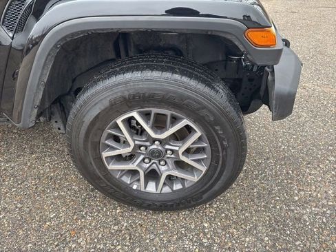 Used 2025 Jeep Wrangler Sahara AWD/4WD image 11