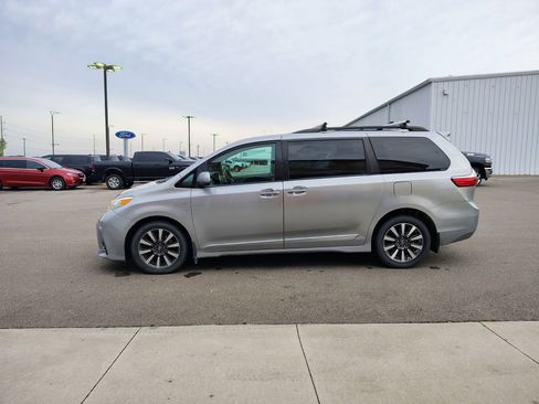 Used 2018 Toyota Sienna XLE w/ XLE Navigation Package AWD/4WD image 5