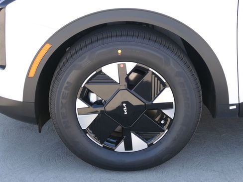 New 2026 Kia Sportage LX image 9