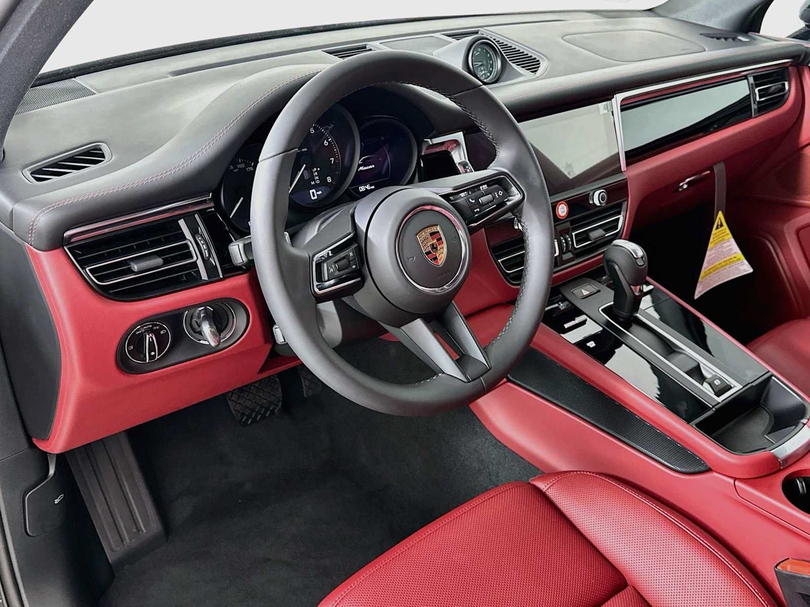 Certified 2025 Porsche Macan AWD/4WD image 4