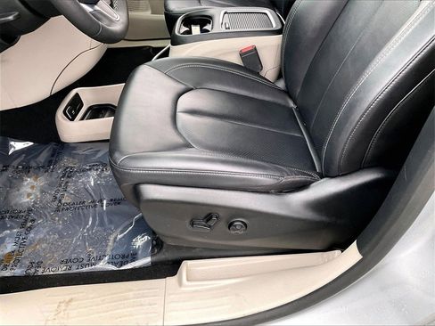 Used 2024 Chrysler Pacifica Touring-L image 32