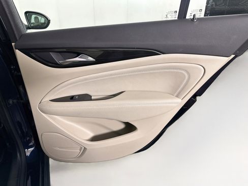 Used 2018 Buick Regal Essence FWD image 27