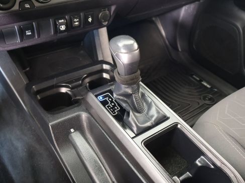 Used 2018 Toyota Tacoma TRD Off-Road AWD/4WD image 8