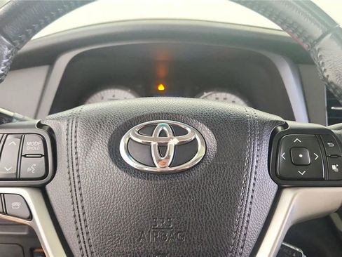 Used 2017 Toyota Sienna SE w/ SE Preferred Package FWD image 27
