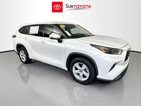Used 2022 Toyota Highlander L FWD image 1