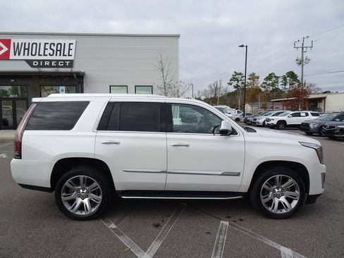 Used 2017 Cadillac Escalade Premium Luxury image 3