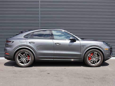 Certified 2025 Porsche Cayenne Turbo AWD/4WD image 9