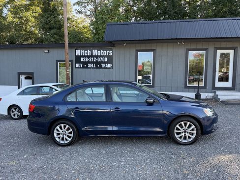 Used 2012 Volkswagen Jetta SE FWD image 2