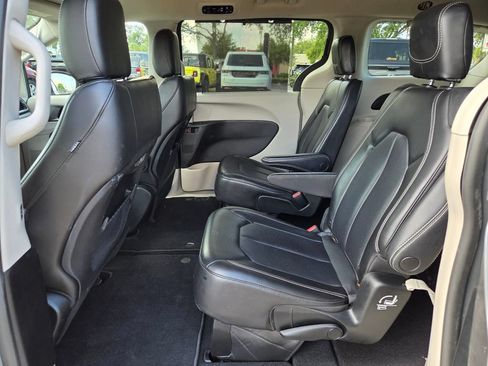 Used 2023 Chrysler Pacifica Touring-L FWD image 14