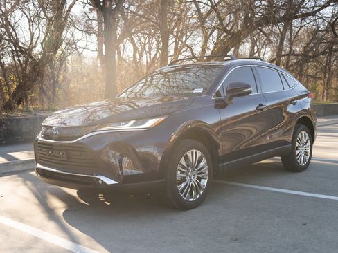 Used 2024 Toyota Venza XLE image 5