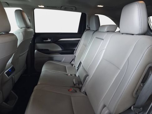 Used 2019 Toyota Highlander XLE w/ Carpet Mat Package (TMS) AWD/4WD image 17