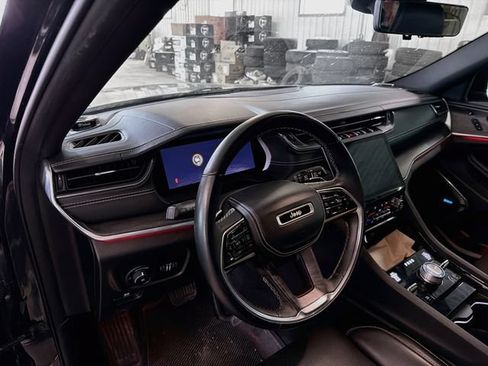 Used 2022 Jeep Grand Cherokee Overland w/ Luxury Tech Group IV AWD/4WD image 8