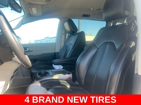 Used 2023 Chrysler Pacifica Touring-L FWD image 9