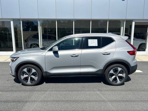 Certified 2025 Volvo XC40 B5 Plus AWD/4WD image 2
