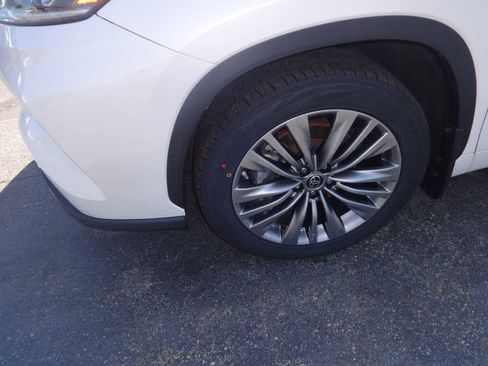 Used 2021 Toyota Highlander Platinum image 3