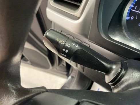 Used 2019 Toyota Highlander LE AWD/4WD image 17