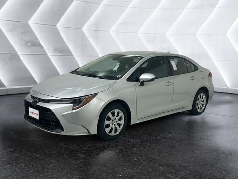 Used 2022 Toyota Corolla LE image 3