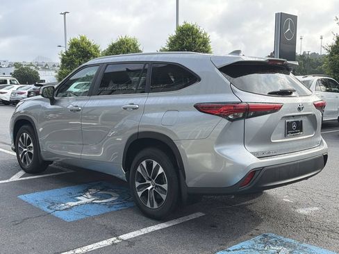Used 2023 Toyota Highlander XLE AWD/4WD image 5