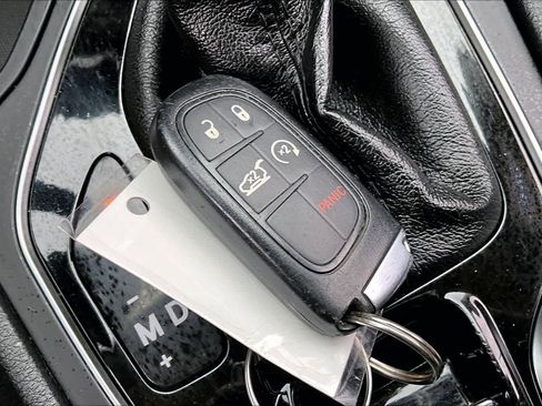 Used 2020 Jeep Cherokee Limited w/ Technology Group FWD image 15