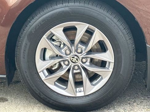 Used 2024 Toyota Sienna XLE image 5