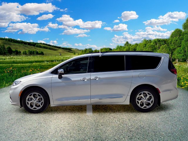 Used 2023 Chrysler Pacifica Limited FWD image 3