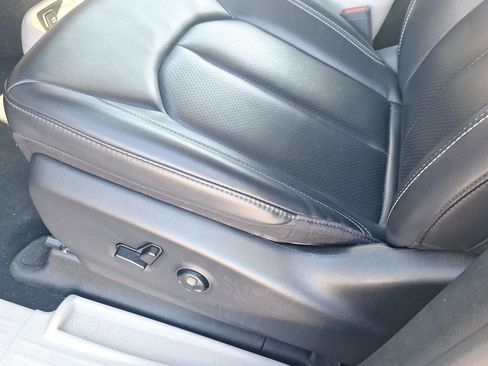 Used 2023 Chrysler Pacifica Touring-L image 12