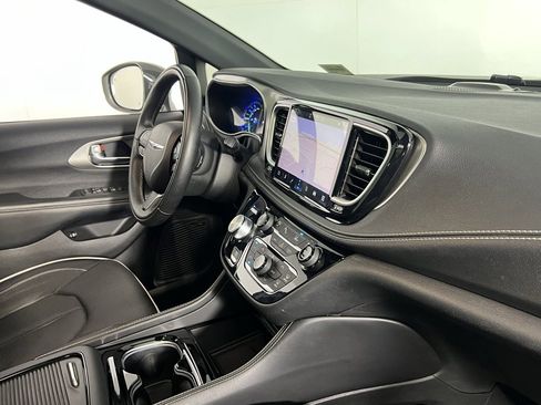 Used 2022 Chrysler Pacifica Limited w/ Uconnect Theater Family Group image 33