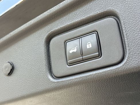 Used 2025 Nissan Pathfinder SV FWD image 29