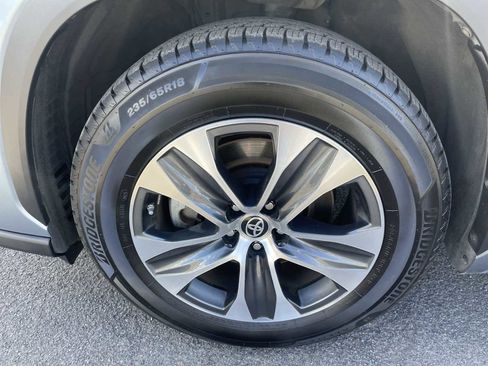 Used 2023 Toyota Highlander XLE image 19