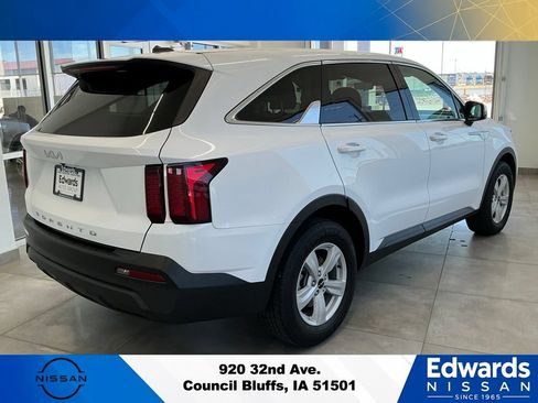 Used 2022 Kia Sorento LX FWD image 7