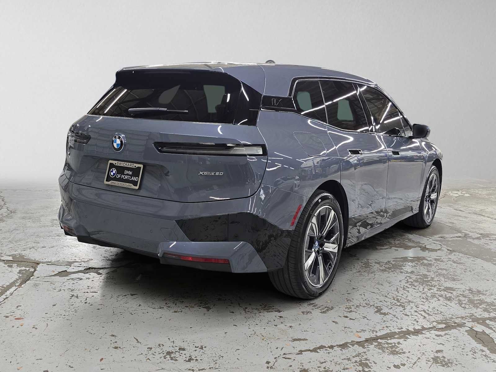 Used 2024 BMW iX xDrive50 w/ Sport Package AWD/4WD image 3