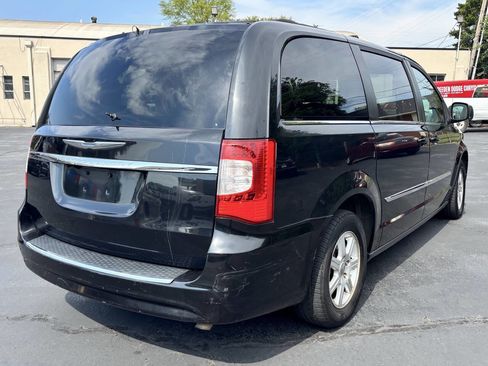 Used 2013 Chrysler Town & Country Touring image 3