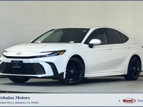 Used 2025 Toyota Camry SE image 1