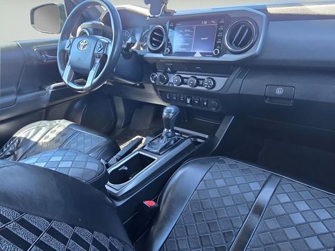Used 2020 Toyota Tacoma TRD Off-Road w/ Technology Package AWD/4WD image 12
