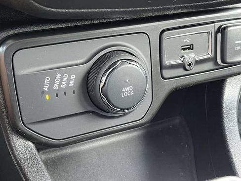 Used 2022 Jeep Renegade Latitude w/ Convenience Group AWD/4WD image 31